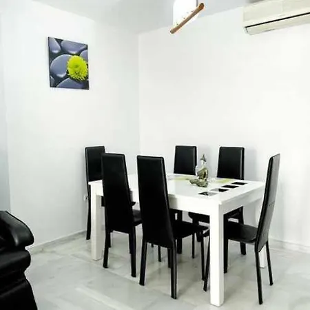 Chalet De Dos Plantas Con Jacuzzi Y Terraza Malaga