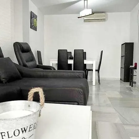 Chalet De Dos Plantas Con Jacuzzi Y Terraza Malaga