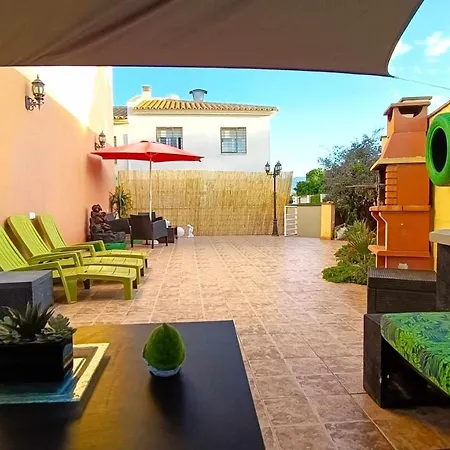 Chalet De Dos Plantas Con Jacuzzi Y Terraza Chalet *