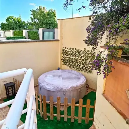 Chalet De Dos Plantas Con Jacuzzi Y Terraza Chalet