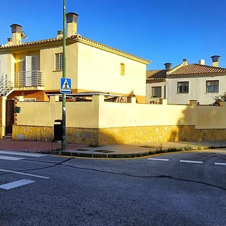 Chalet De Dos Plantas Con Jacuzzi Y Terraza